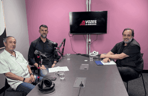 Apresentadores do podcast Vozes da Mobilidade com o primeiro convidado, Dimas.